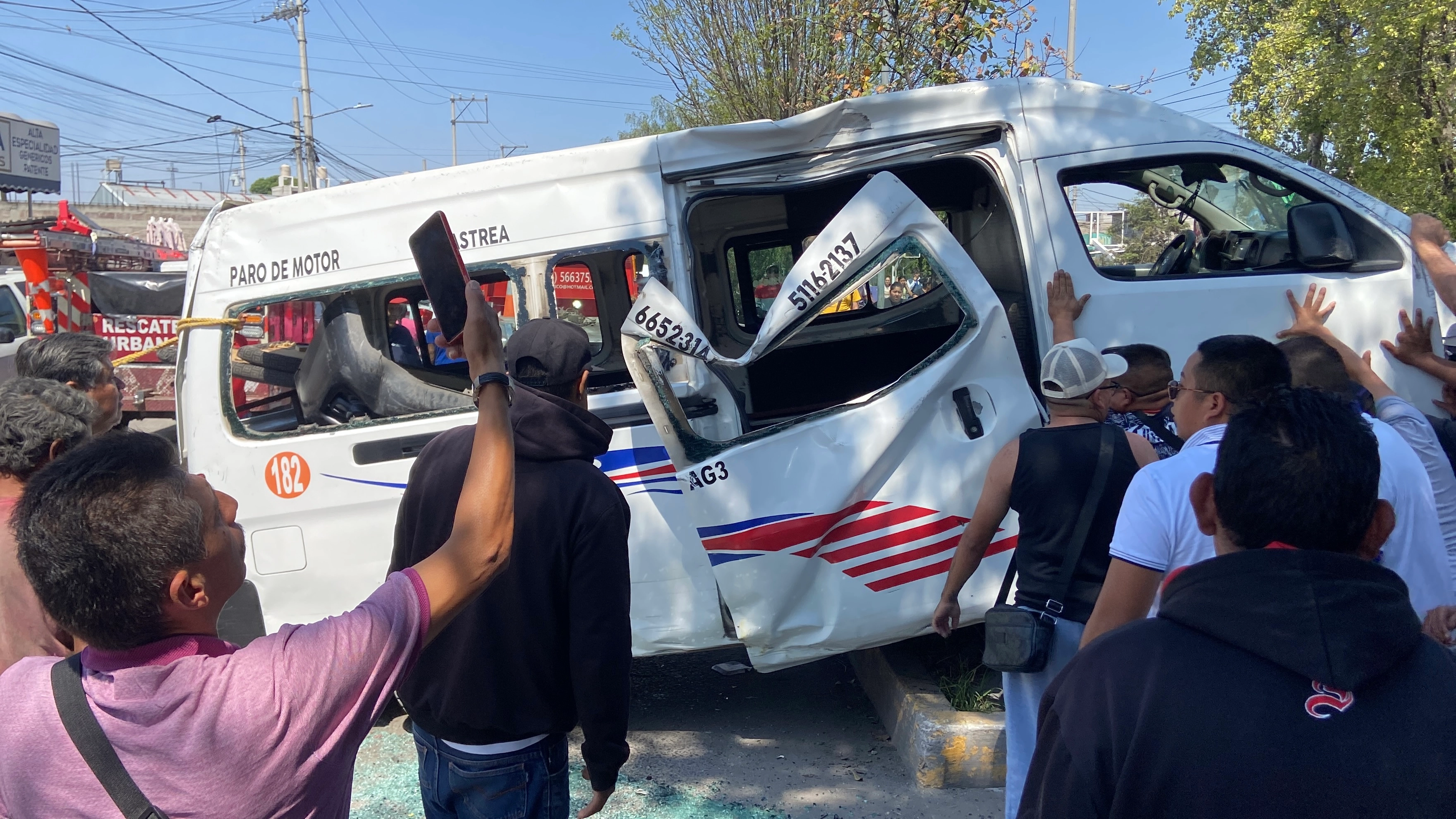 Aparentemente fue un descuido del chofer que circulaba a exceso de velocidad que no vio el tope y perdió el control de la unidad. Foto
