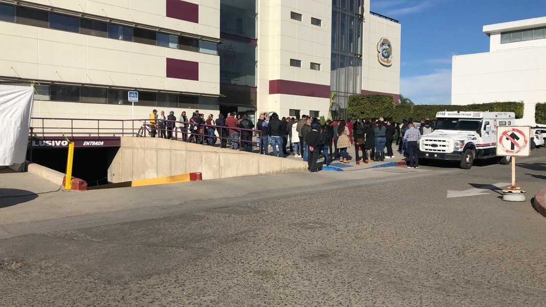 Autoridades del municipio de Ensenada desalojaron de manera preventiva las instalaciones de la casa municipal ante el terremoto, el 22 de noviembre de 2022. Foto ‘La Jornada Baja California’