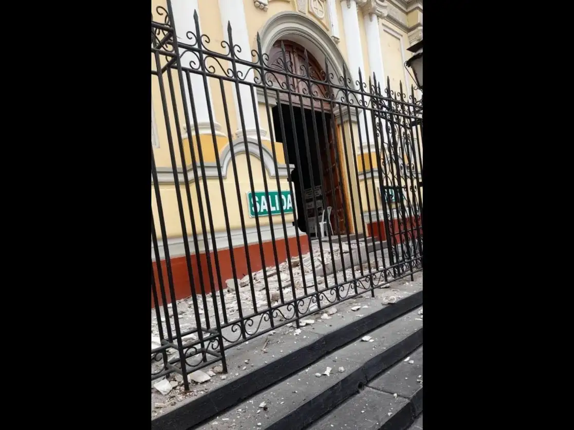 Daños en la catedral de Piura, tras el sismo sentido en la región de Piura, el 30 de julio de 2021. Foto tomada del Twitter de @Camilita_evans
