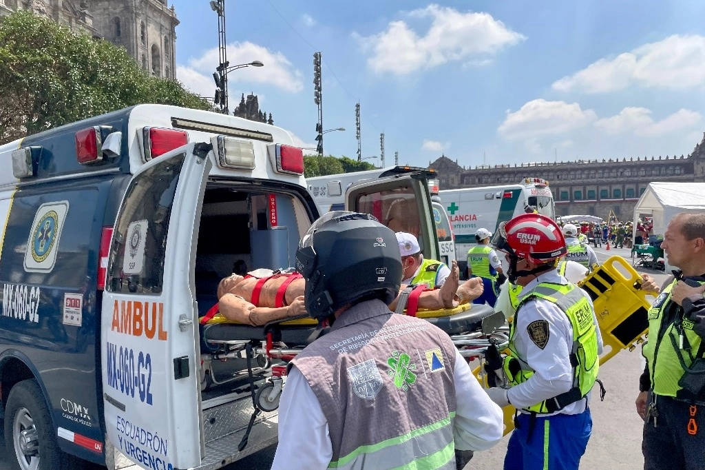 Paramédicos en un simulacro de sismo el pasado 19 de septiembre. Foto Roberto García Ortiz/ La Jornada
