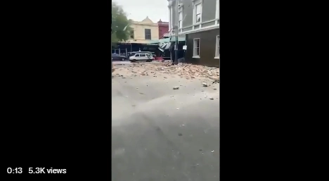 Una edificio afectado en Melbourne por el sismo resgitrado hoy. Foto Twitter @SkyAlertMx