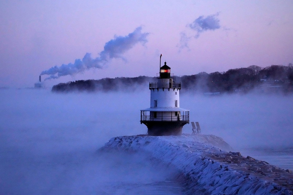 El aire ártico cayó sobre el noroeste de Estados Unidos con peligrosas temperaturas heladas y sensaciones térmicas que descendieron de -43 a -45 grados en muchas zonas. La imagen, en South Portland, Maine. Foto Ap