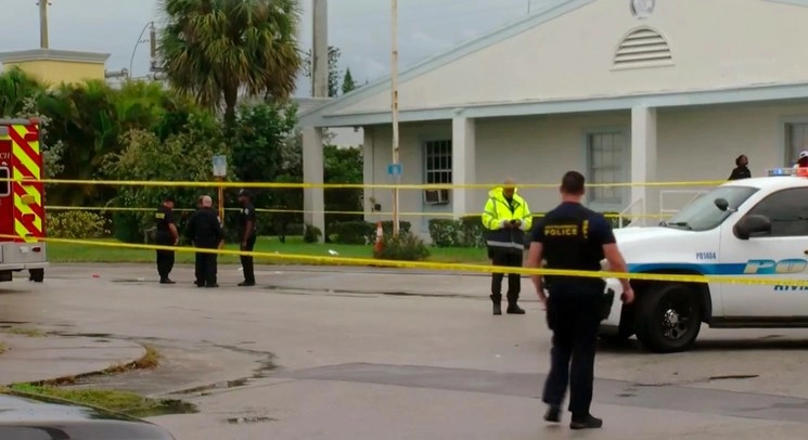 Policías en la escena del tiroteo en la iglesia Victory City en Riviera Beach, Florida. Foto WPEC CBS 12 News vía Ap
