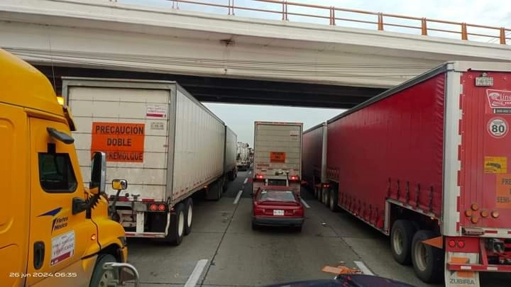 La autopista México-Querétaro registró asentamiento vehicular en ambas direcciones debido a dos accidentes que obligaron la reducción de carriles a la altura de Perinorte y otro pasando la caseta de Tepotzotlán. Foto ‘La Jornada’