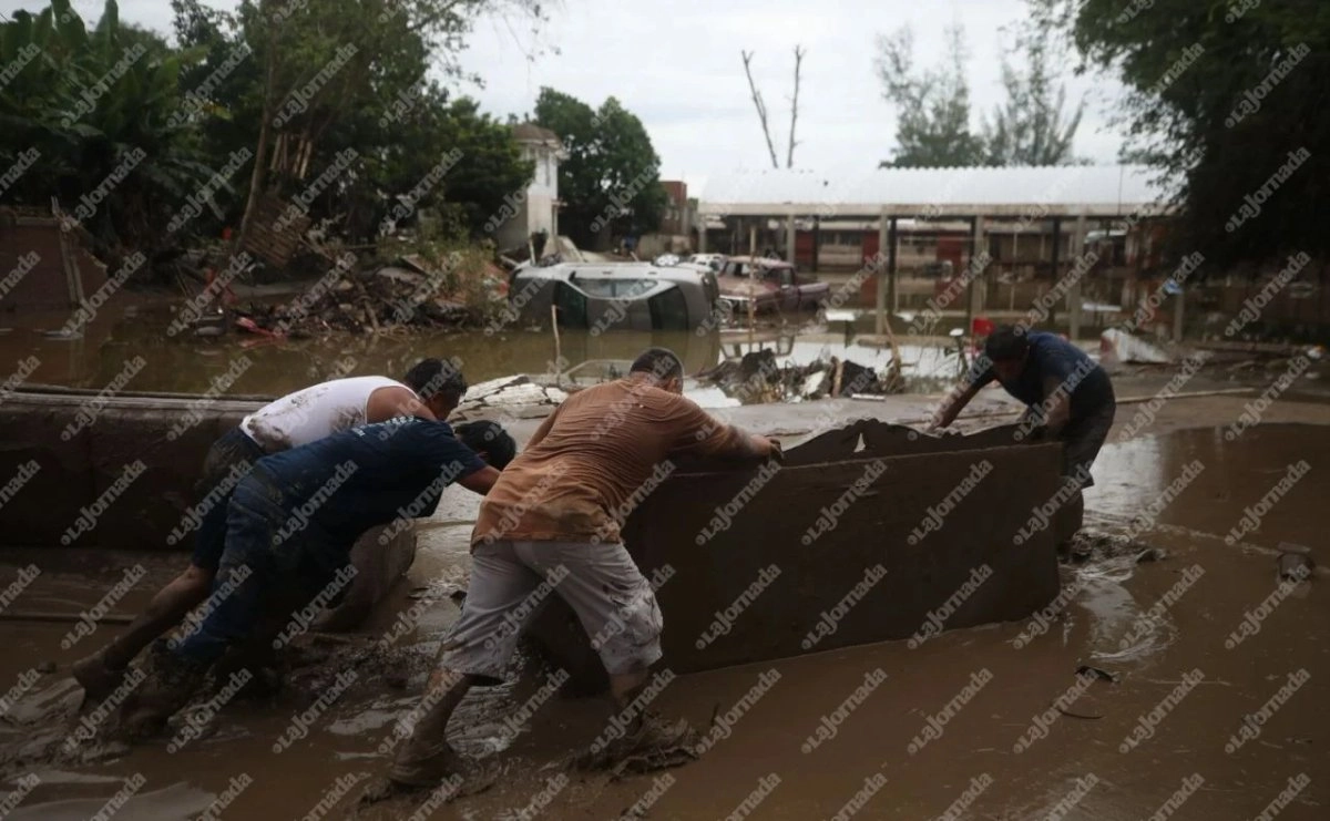 Pobladores de Poza Rica, Veracruz, enfrentan los estragos causados por las inundaciones ocurridas por el desbordamiento del río Cazones, el 11 de octubre de 2024. Foto 
