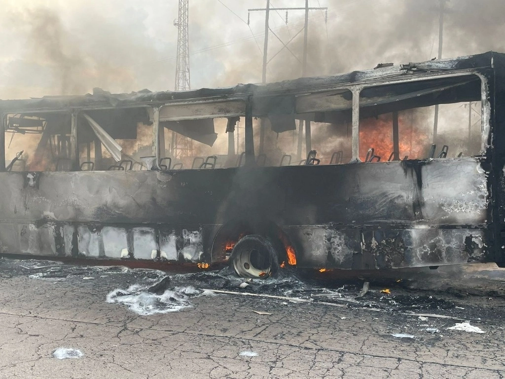 Un vehículo quemado en otro narcobloqueo ocurrido en Zacatecas en marzo pasado. Foto Cuartoscuro
