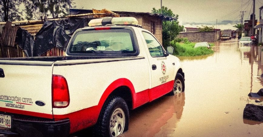 Elementos de Protección Civil atienden a las familias afectadas por las inundaciones. Foto PC Michoacán