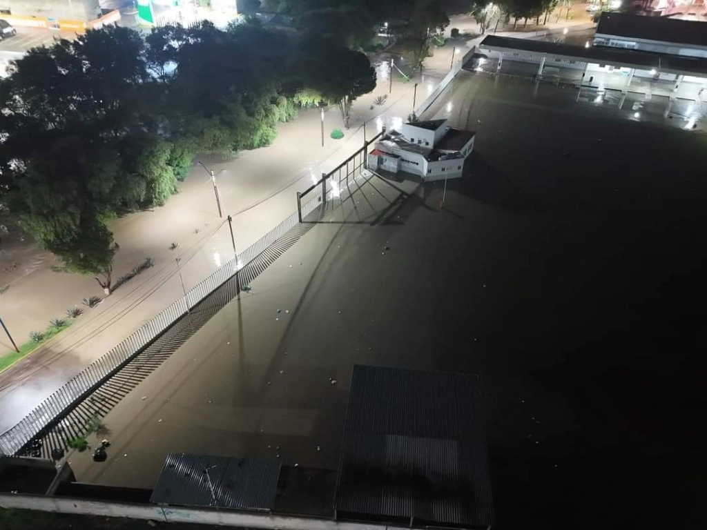 El desbordamiento del Río Tepeji  en Hidalgo provocó afectaciones en viviendas y vehículos, así como una persona desaparecida. Foto La Jornada