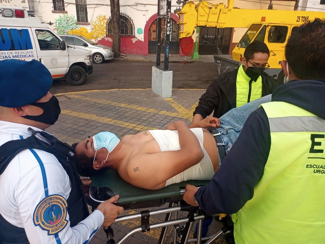La persona que defendió a una usuaria del Metro resultó herida de arma blanca. Foto difundida en redes sociales