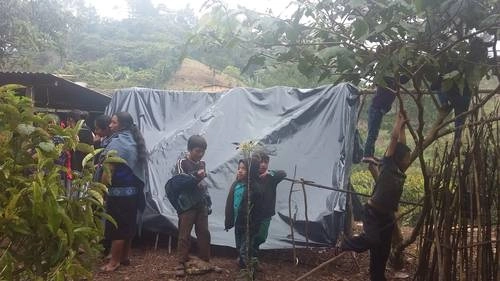 Desplazados de la comunidad Majompepentic, municipio de Chenalhó, Chiapas, se resguardan en un campamento situado en las afueras de esa localidad. Foto Elio Henríquez/ archivo