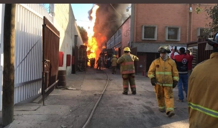 Elementos de la GN, así como de la policía estatal y del municipio resguardan el perímetro de empresa siniestrada. Foto La Jornada