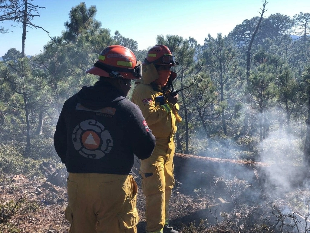 Elementos de Protección Civil de Nuevo León trabajan en la zona para aminorar el incendio. Foto cortesía Protección Civil estatal