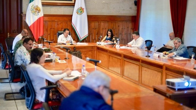 El gobernador de Veracruz, Cuitláhuac García, informó vía Twitter que se mantiene pendiente por la alerta gris emitida por lluvias que “podrían durar tres días en todo el estado”. Foto tomada de dicha red social @CuitlahuacGJ