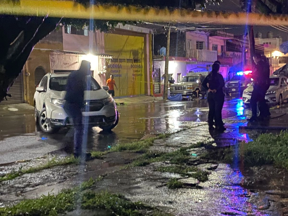 Una persona muerta, hogares inundados, árboles caídos y unidades vehiculares dañadas es el saldo que dejó una lluvia extraordinaria en varios puntos de la ciudad de Tepic. Foto 