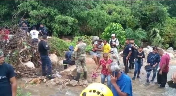 Personal militar implementó el plan DN-III-E en su fase de auxilio a la población en las colonias Ampliación La Venta, Agrícola y Ampliación Simón Bolívar, en la periferia de Acapulco. Foto cortesía Sedena