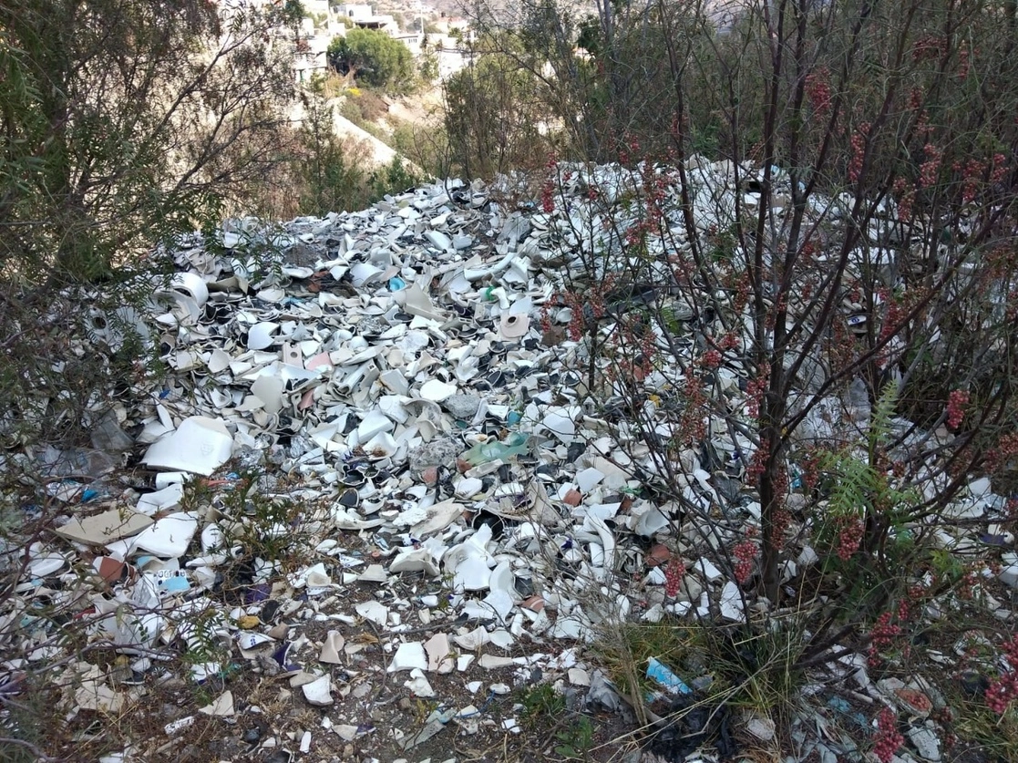 Pobladores de La Camelia, en Pachuca, Hidalgo, señalan que todos los días llegan camiones a arrojar basura. Foto Ricardo Montoya