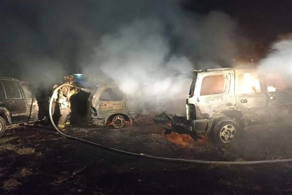 Bomberos de Juventino Rosas arribaron a varios puntos ante reportes de vehículos incendiados. Las autoridades resguardaron entradas y salidas de dicho municipio, así como en Apaseo el Grande. Foto tomada de Twitter