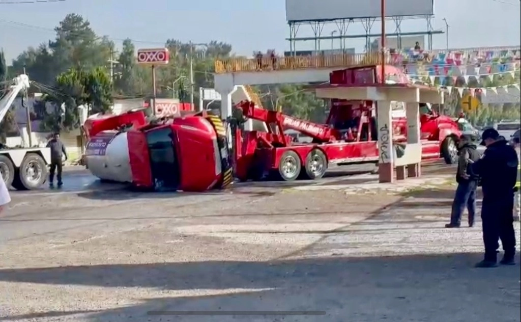 Una pipa, con capacidad de 5 mil litros de gas LP y cargada en 85 por ciento, volcó sobre la carretera federal libre México-Pachuca, a la altura del municipio de Tecámac, sin que se reportara fuga, el 13 de junio de 2024. Foto ‘La Jornada’