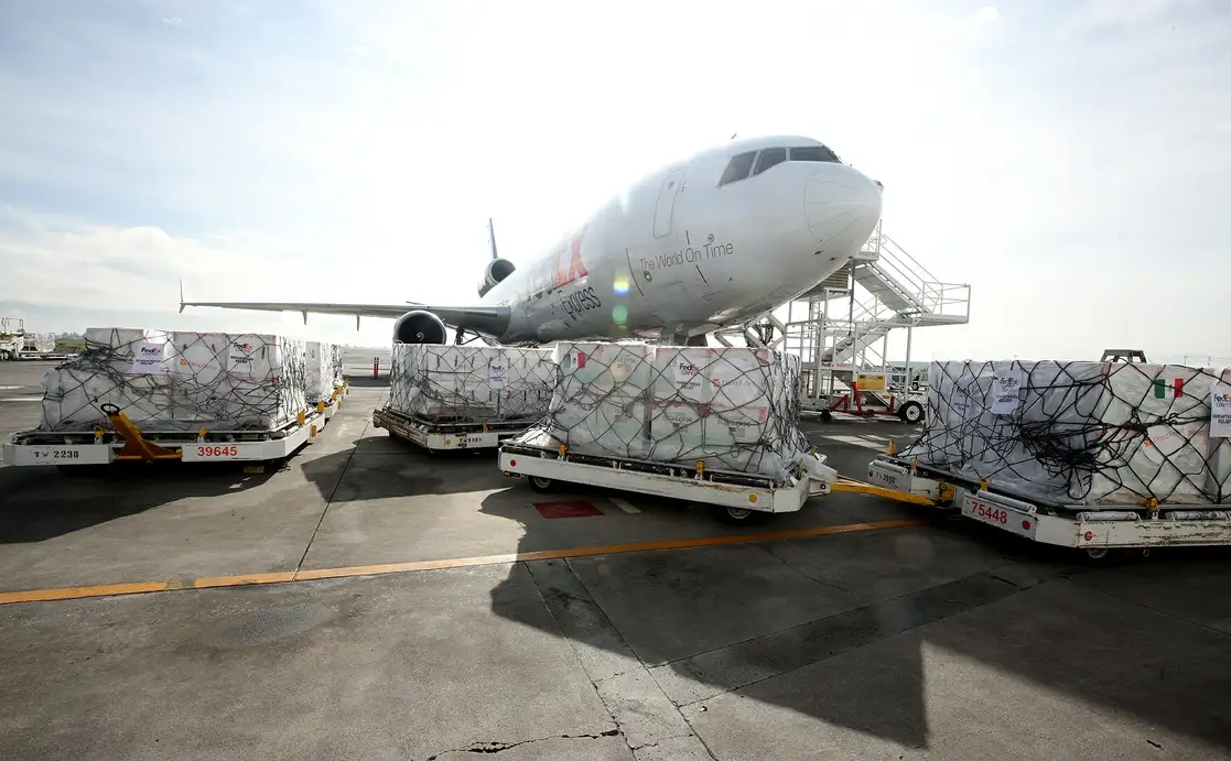 En el Aeropuerto Internacional de Toluca (imagen) se realizó ayer la primera entrega de un millón 750 mil vacunas de la farmacéutica Moderna, donadas por el gobierno de Estados Unidos. En la terminal aérea capitalina se recibió el embarque de 236 mil dosis de Pfizer-BioNTech. Foto José Antonio López