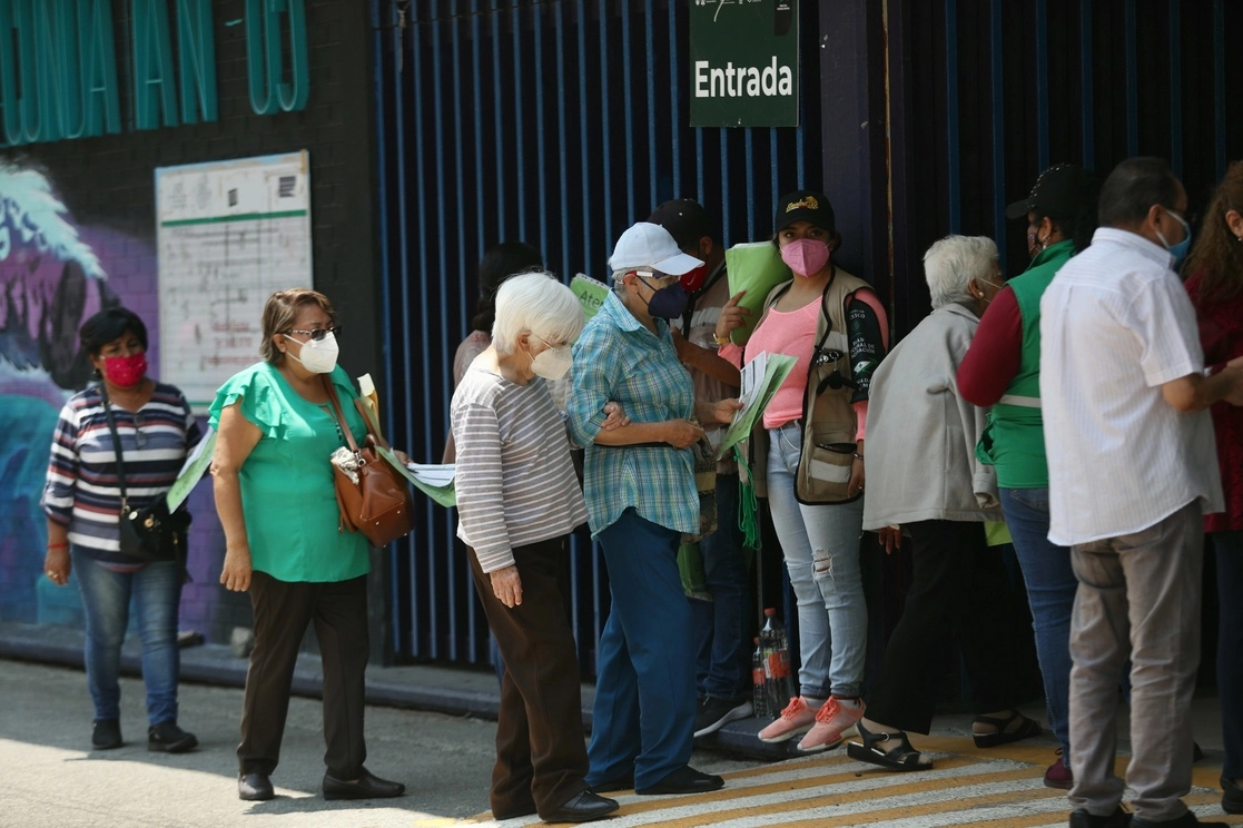 Adultos mayores de 60 años llegan a la escuela primaria 85 "República de Francia" para recibir su segunda dosis de vacuna anticovid, en la alcaldía Gustavo A. Madero, de la CDMX. Foto Yazmín Ortega Cortés