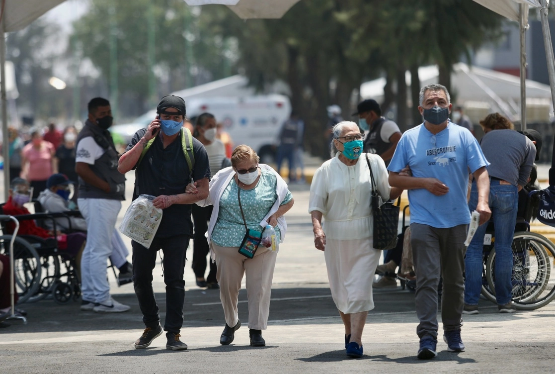 Adultos mayores acuden al módulo instalado en el deportivo “Hermanos Galeana” para recibir su segunda dosis de la vacuna contra el Covid-19, en la alcaldía Gustavo A. Madero, Ciudad de México. Foto Yazmín Ortega Cortés