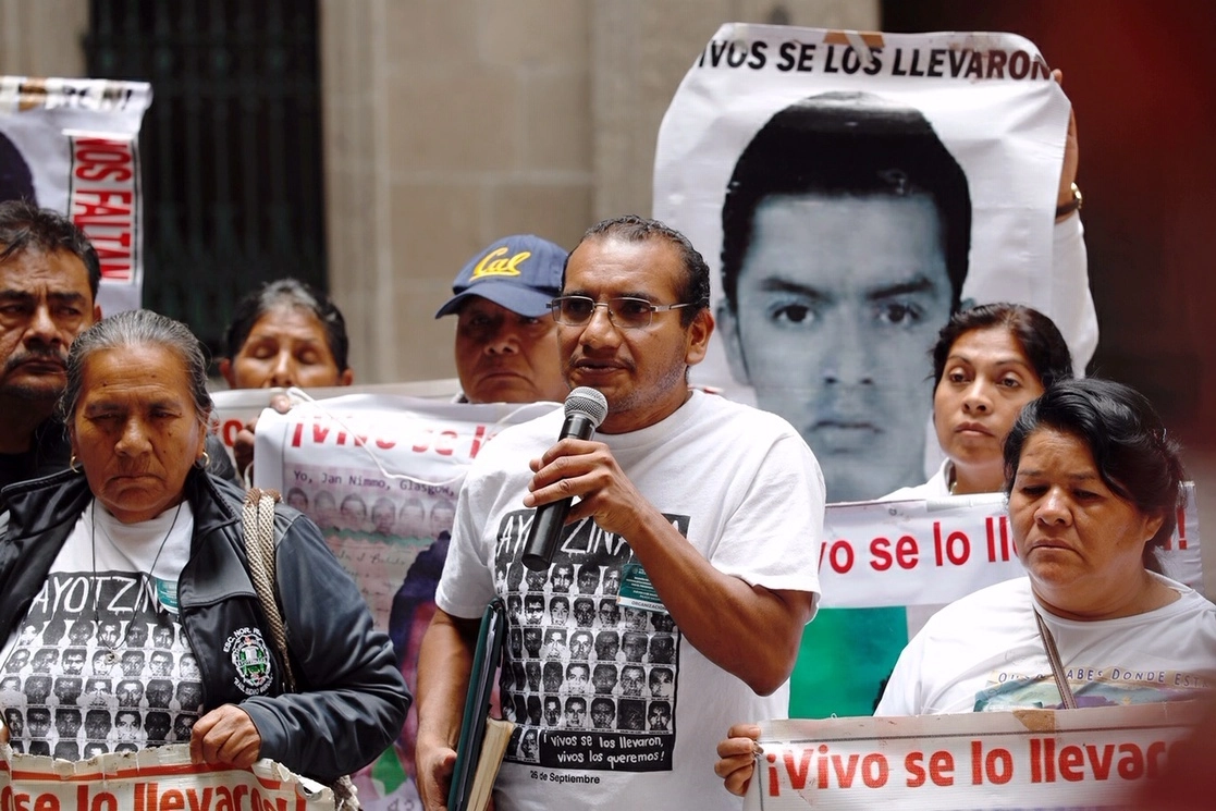 El abogado de los padres de los 43 estudiantes de la normal de Ayotzinapa, Vidulfo Rosales, cuestionó la cancelación de las órdenes de aprehensión contra los presuntos responsables de su desaparición. Foto Cristina Rodríguez / Archivo