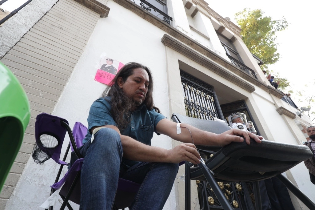 El reportero Omar Bello se extrae sangre como protesta ante la Secretaría de Gobernación, para pedir ser atendido por el personal del Mecanismo de Protección de Defensores de Derechos Humanos y Periodistas, Ciudad de México, el 14 de diciembre de 2020. Foto Roberto García Ortiz 