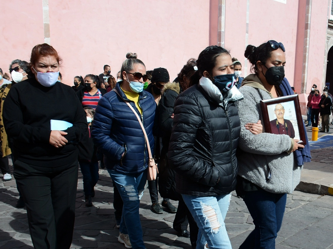 Familiares de Jaime Castaño, durante el funeral del periodista . Foto Alfredo Valadez/ archivo