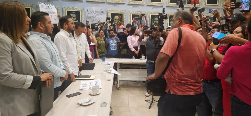 Los comunicadores exigieron que se respete el ejercicio de su trabajo. Foto Sergio Ocampo