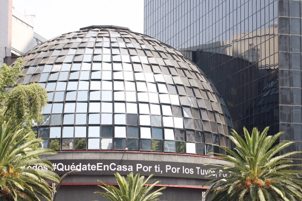 Fachada de la Bolsa Mexicana de Valores. Foto Roberto García Ortiz