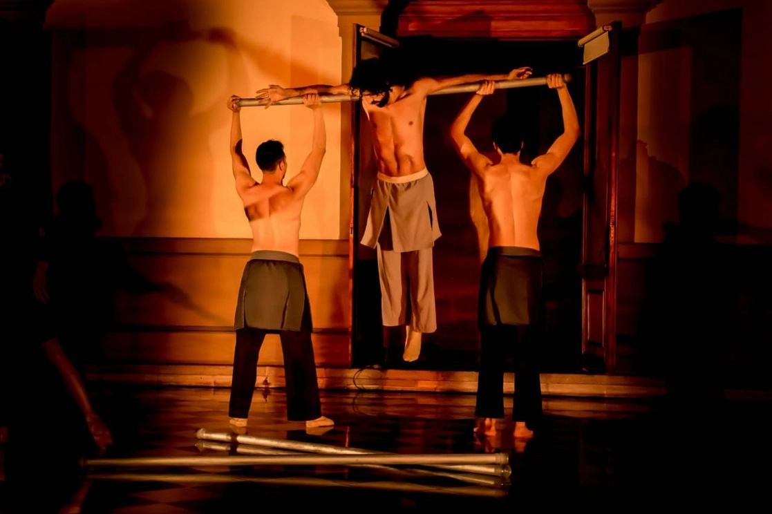 Escena del traslado a la danza de ‘La Pasión según San Mateo’, del compositor Johann Sebastian Bach. Foto cortesía de La Infinita Compañía 