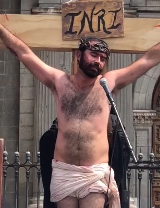 Crucifixión de Jesús a las afuera de la Catedral Metropolitana. Foto La Jornada 
