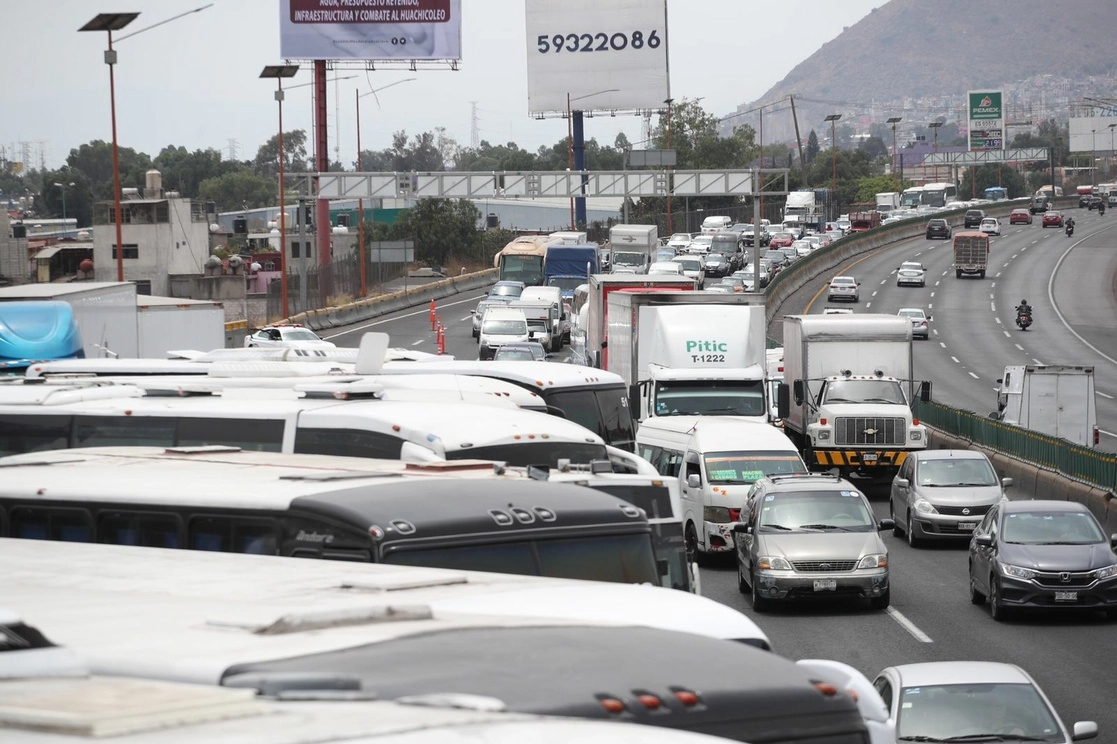 Integrantes de la Alianza Mexicana de Organización de Transportistas, durante el bloqueo en la carretera México-Pachuca, en exigencia de seguridad en carreteras y tarifas oficiales, el 22 de marzo de 2022. Foto Luis Castillo