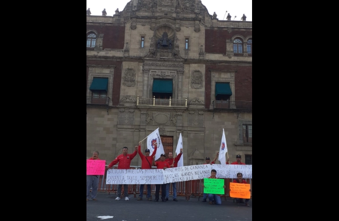 Este viernes, sindicalizados mineros protestaron nuevamente afuera de Palacio Nacional. Imagen cortesía del sindicato minero 