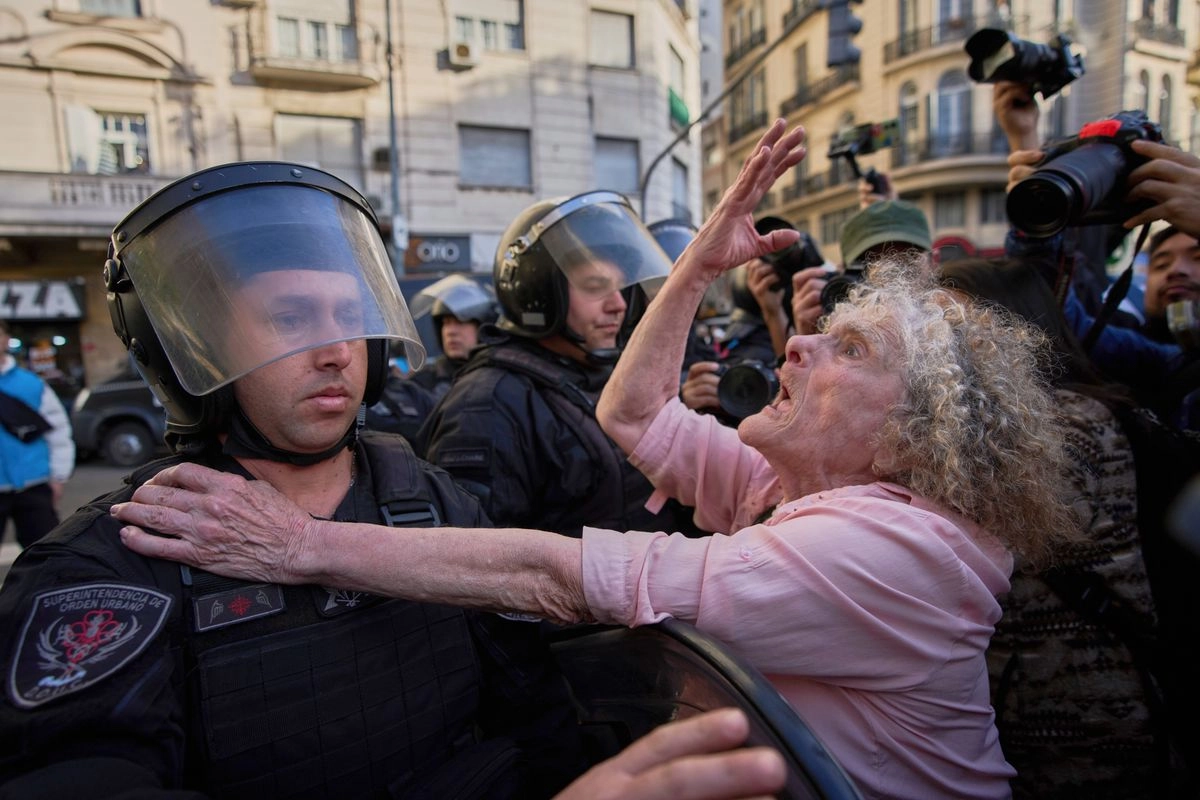Estos hechos se producen en medio de la ofensiva del Ejecutivo contra decisiones legislativas que buscan aumentar las jubilaciones. Foto 