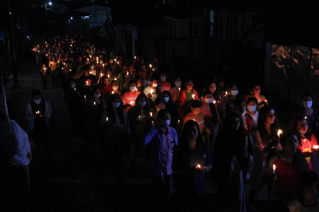 En la ciudad de Mandalay, Myanmar se realizó una procesión nocturna en contra del golpe militar, el 11 de abril de 2021. Foto Afp 