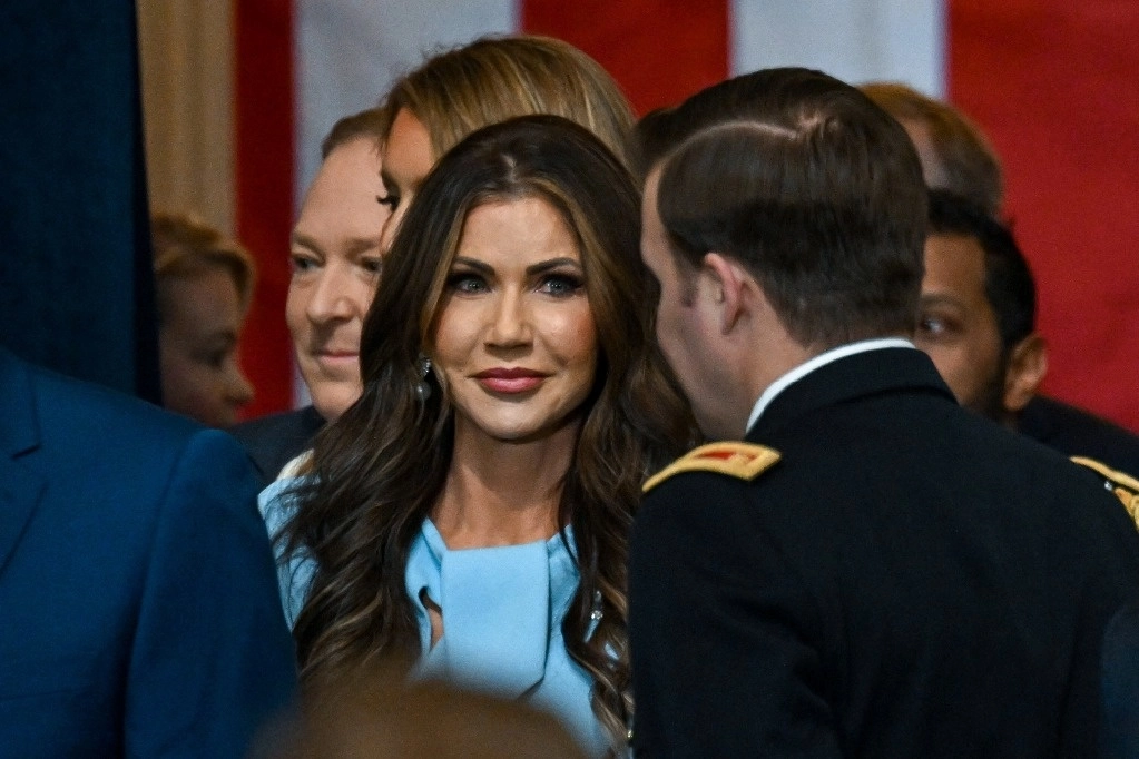 La gobernadora de Dakota del Sur, Kristi Noem, llega antes de la 60.ª ceremonia de investidura presidencial en la Rotonda del Capitolio de Estados Unidos en Washington, el lunes 20 de enero de 2025. Foto Ap