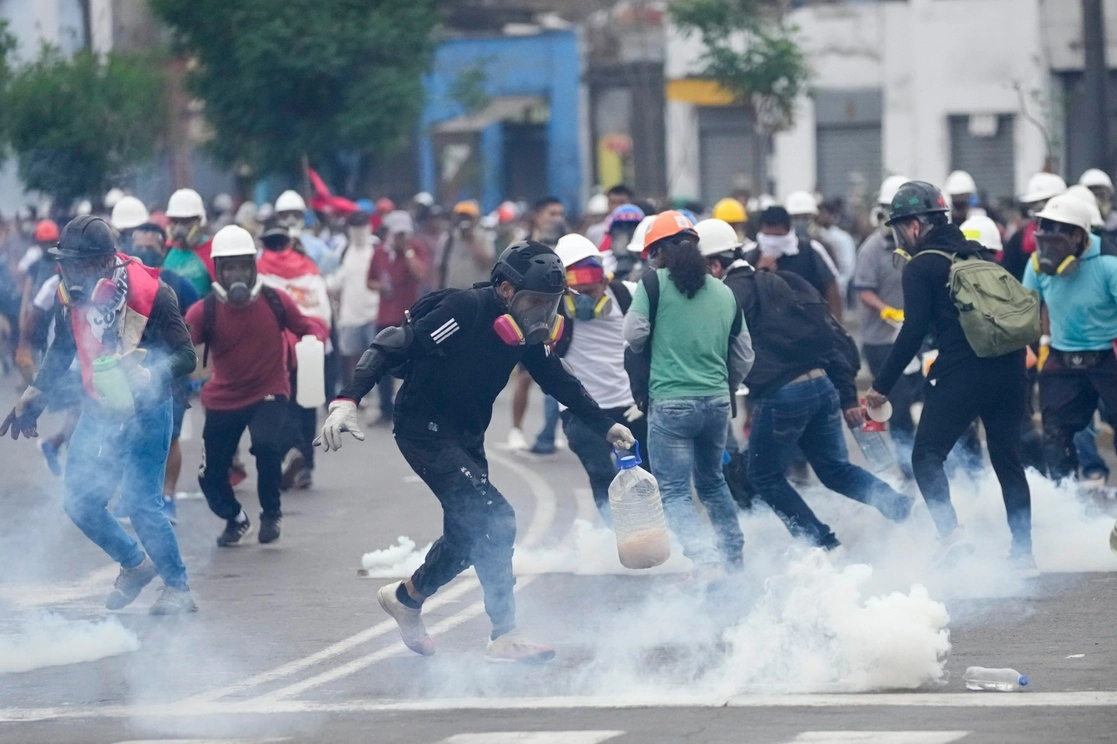 Las protestas antigubernamentales en Perú, que comenzaron en diciembre pasado en el sur andino y se extendieron a otras regiones del país, no cesan en su demanda de dimisión de la presidenta Dina Boluarte, la convocatoria a elecciones anticipadas y la liberación del destituido Pedro Castillo. La imagen, el fin de semana en Lima. Foto Ap 