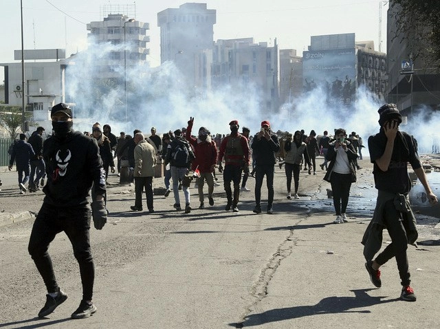 La policía iraquí lanzó gases lacrimógenos a los manifestantes en Bagdad. Foto Ap
