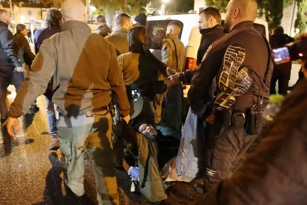 Agentes antimotines realizaron arrestos violentos y usaron la caballería para dispersar en Tel Aviv a manifestantes que protestaban contra el gobierno de Benjamin Netanyahu, al que exigían el regreso de los rehenes capturados por Hamas. Foto Afp