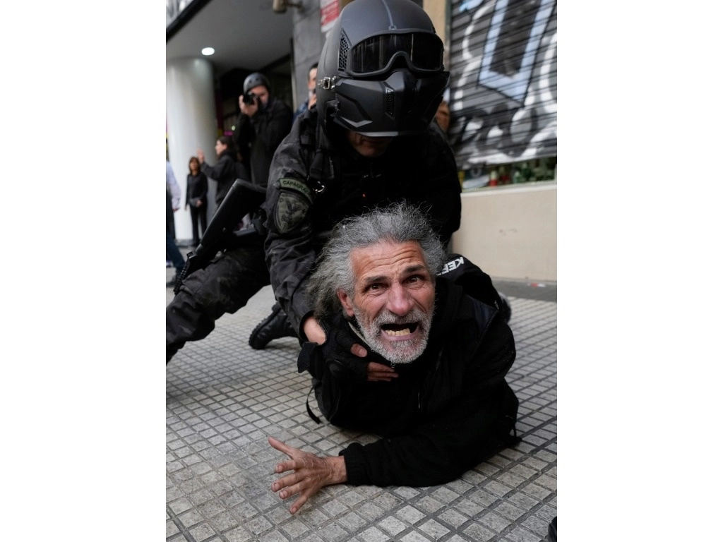 Mientras la Cámara de Diputados de Argentina concretó el veto presidencial a una ley que otorgaba aumentos a trabajadores pensionados, afuera la policía desató una brutal represión contra ancianos y sus familiares, entre ellos niños y mujeres. Foto Ap 