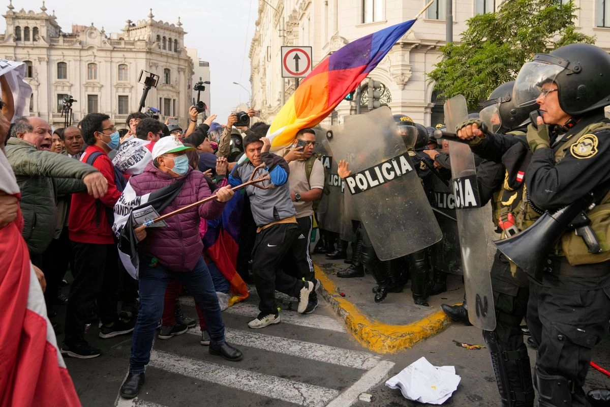 Manifestantes antigubernamentales se enfrentan con la policía antidisturbios que bloquea su paso en la plaza San Martín durante una manifestación contra las políticas económicas y sociales de la presidenta Dina Boluarte en Lima, Perú, el sábado 20 de septiembre de 2025. Foto