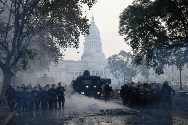La represión sucedió a lo largo de todo el día. La policía entró en un bar rompiendo todo a su paso y apareció imprevistamente. Foto Ap