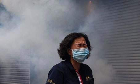  La policía lanzó gases lacrimógenos en un distrito comercial en el momento que miles de personas se agrupaban en las calles para manifestarse contra una legislación de seguridad propuesta por China para la ciudad. Opositores la han rechazado porque prohibiría la actividad secesionista. Argumentan que la iniciativa va contra el concepto de "un país, dos sistemas". Foto Afp