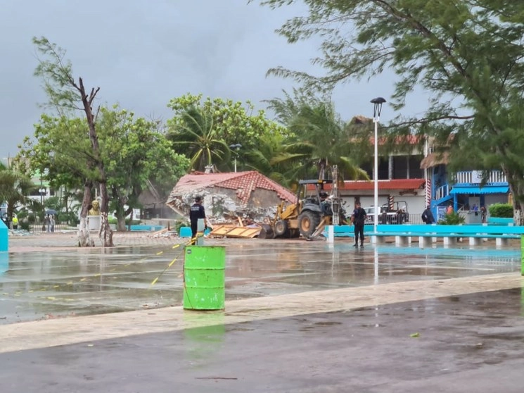 La vocería de la Asociación Civil Puerto Morelos Sustentable informaron de la presencia de trabajadores que comenzaron las obras de derrumbe del quiosco. Foto cortesía Puerto Morelos Sustentable AC