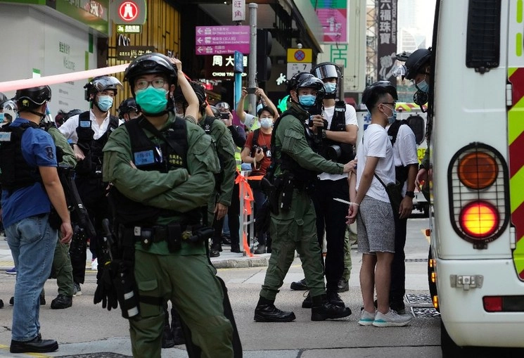 Un hombre es arrestado por agentes de policía en una calle del centro de Hong Kong el domingo 6 de septiembre de 2020. Foto Ap