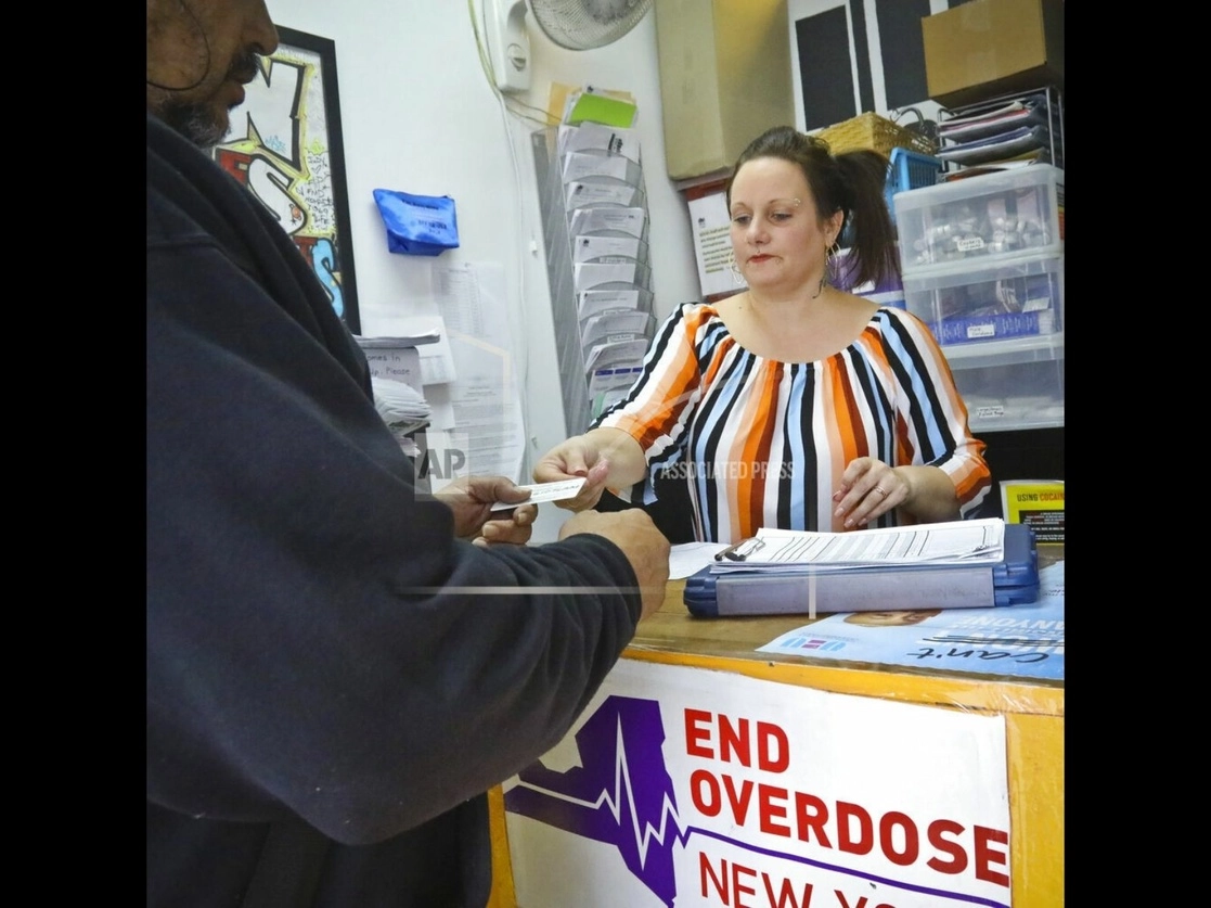 Laura Levine se dispone a registrar un nuevo cliente en Vocal NY, una organización que trabaja con adictos, donde ella es la educadora en salud y coordinadora para el tratamiento de desintoxicación, en la ciudad de Nueva York, el 15 de marzo de 2019. Foto Ap