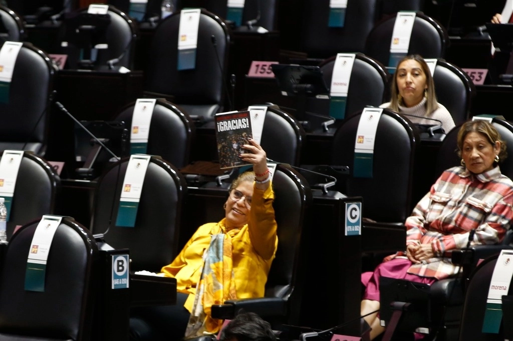 La diputada María de Jesús Páez, del PT, muestra un ejemplar del libro '¡Gracias!',  del presidente López Obrador. Foto José Antonio López 