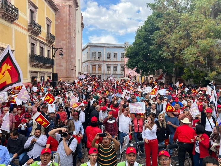 Simpatizantes de Gerardo Fernández Noroña durante la asamblea informativa realizada este domingo en la capital de Zacatecas. Foto tomada de X @fernandeznorona