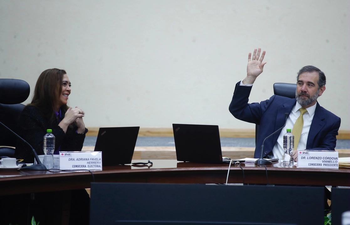 La consejera Adriana Favela (izq) junto con el consejero presidente del INE, Lorenzo Córdova (der). Foto Cristina Rodríguez